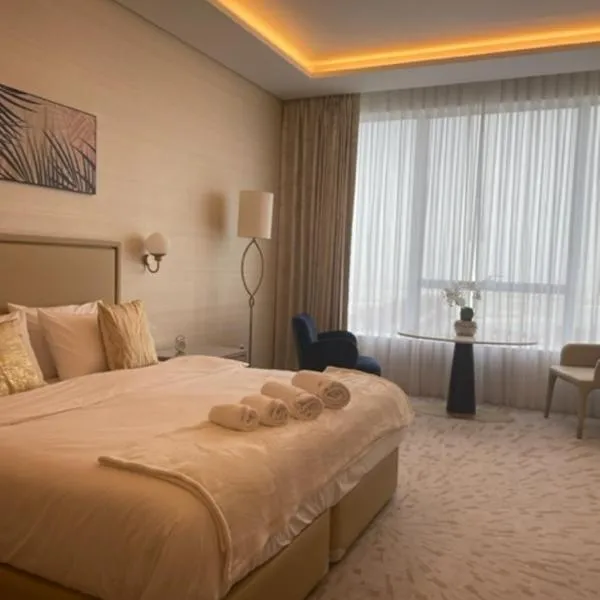 Reserve Now Stylish Studio4 in Palm Tower sky pool Views，位于迪拜的酒店