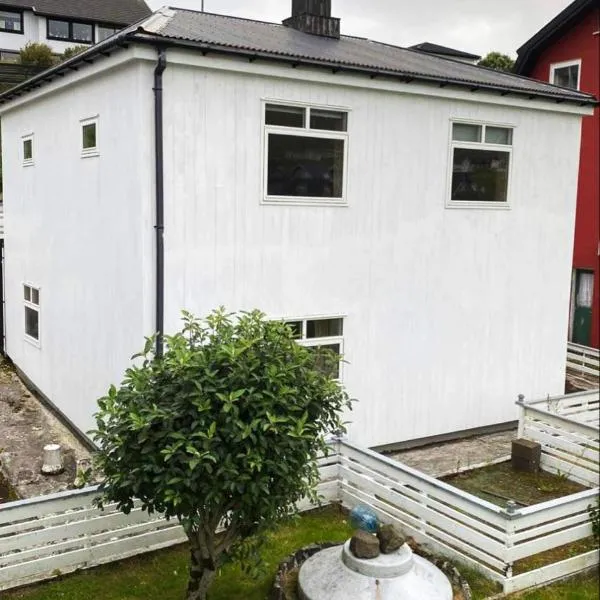 Cosy house near airport，位于Miðvágur的酒店