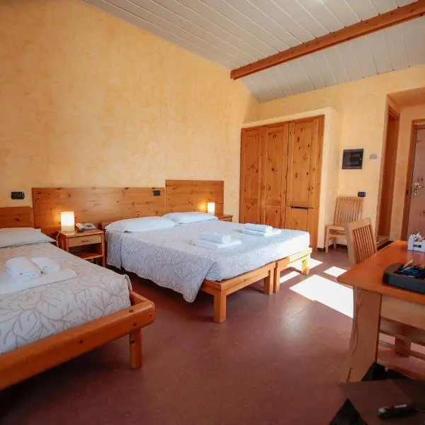 Pràcatinat Hotel & Restaurant，位于费内斯特雷莱的酒店