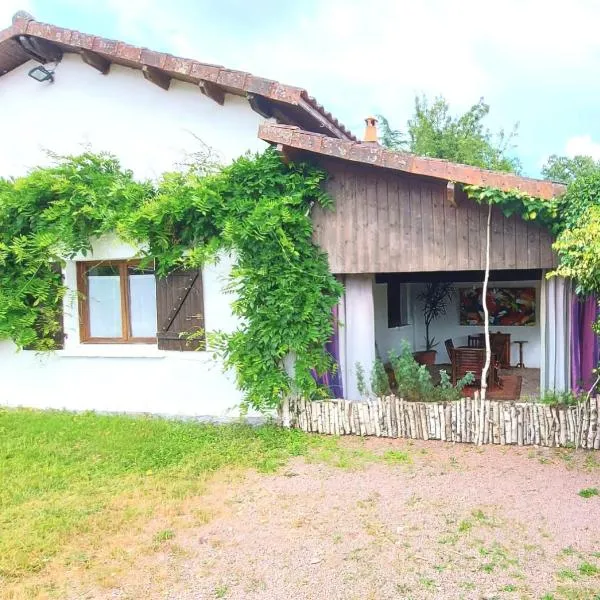Maisons de charme en Périgord Vert，位于Champs-Romain的酒店