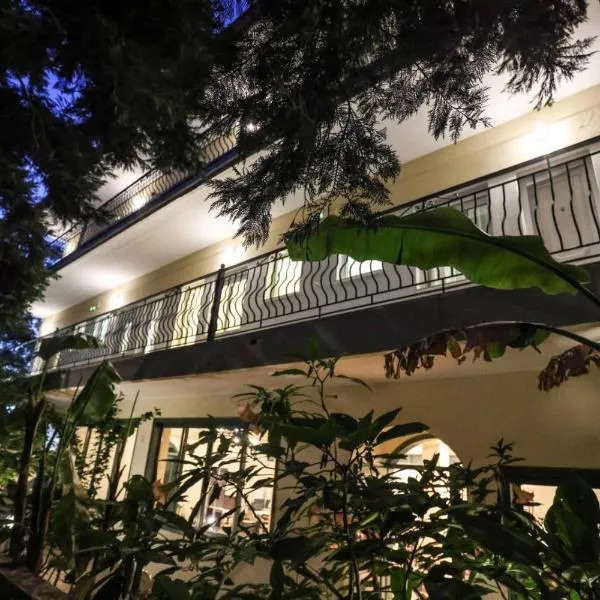 Spanos apartments Anna's lodge，位于波利克罗诺的酒店