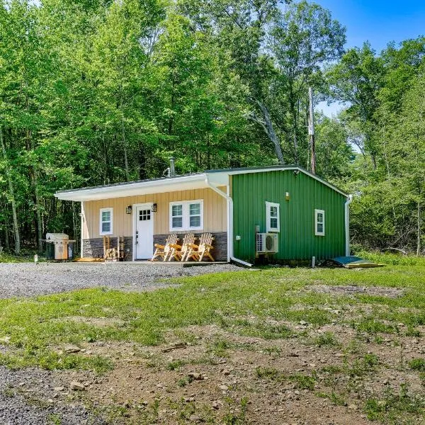 Secluded Poconos Cabin 75 Acres and Fire Pit!，位于东斯特劳兹堡的酒店