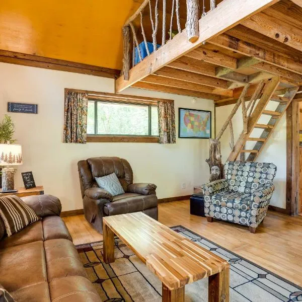 Cozy Georgia Abode with Deck, Fire Pit and Lake Access，位于Menlo的酒店