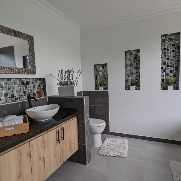 Apto lujo con jacuzzi y parqueadero piso 4，位于圣罗莎德卡瓦尔的酒店