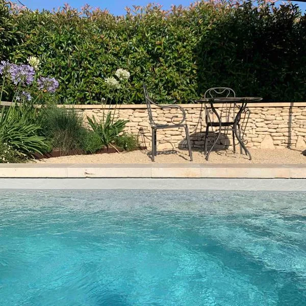 Le Cabanon de Livia avec piscine privée，位于屈屈龙的酒店