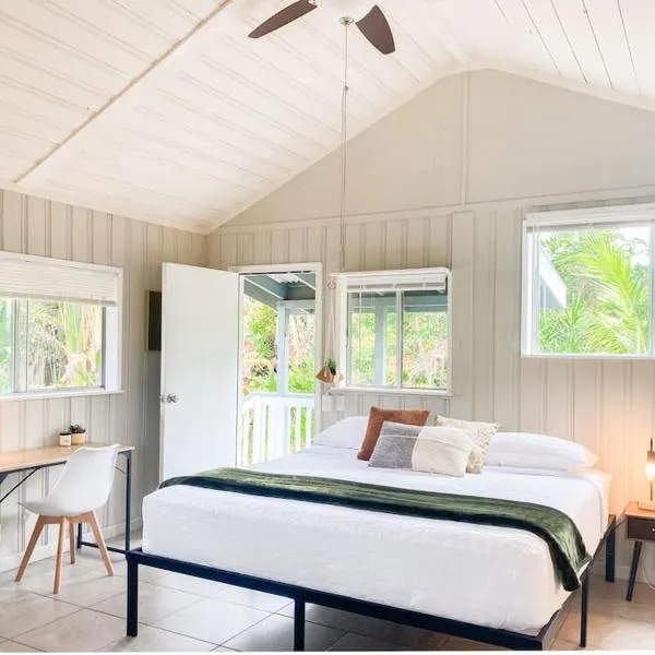 Monstera Bungalow, Spacious, King Bed, Big Kitchen，位于凯阿奥的酒店