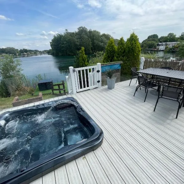 Lakeside Retreat 1 with hot tub, private fishing peg situated at Tattershall Lakes Country Park，位于伍德哈尔温泉水疗的酒店