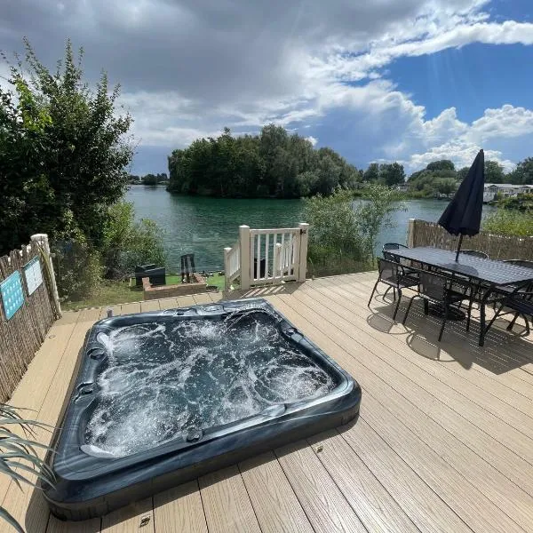 Lakeside Retreat 2 with hot tub, private fishing peg situated at Tattershall Lakes Country Park，位于塔特舍尔的酒店