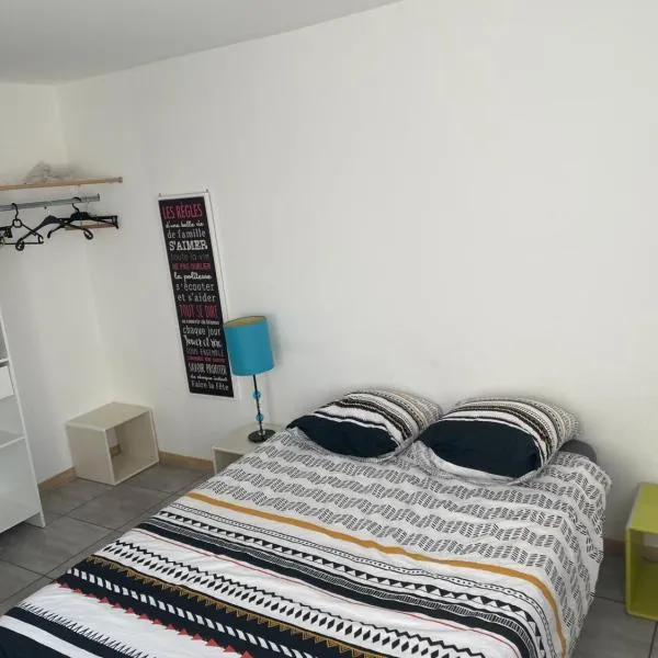 Petite maison avec 2 chambres，位于Bussy的酒店