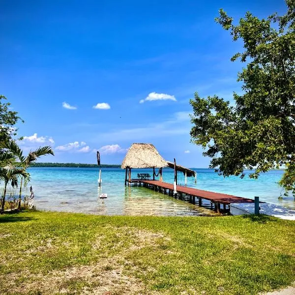 Cabaña con muelle privado en la Laguna de Bacalar，位于Santa Cruz Chico的酒店