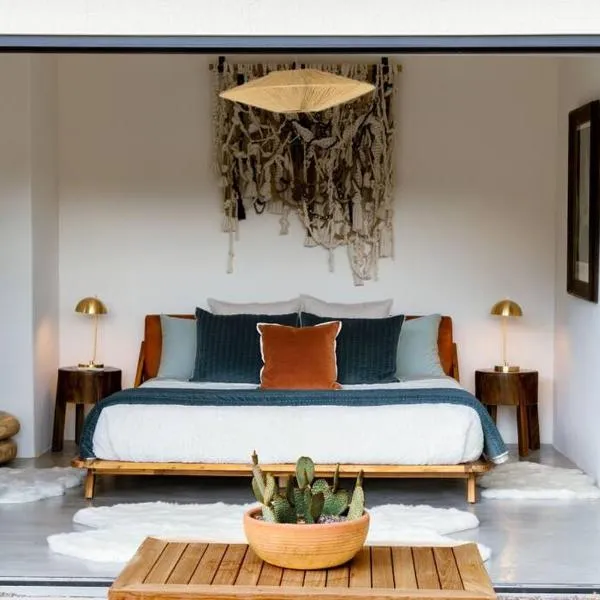 Casa Coyote - Wellness Stay - Sauna Cold Plunge Tub Cowboy Pool Hot Tub，位于约书亚树的酒店