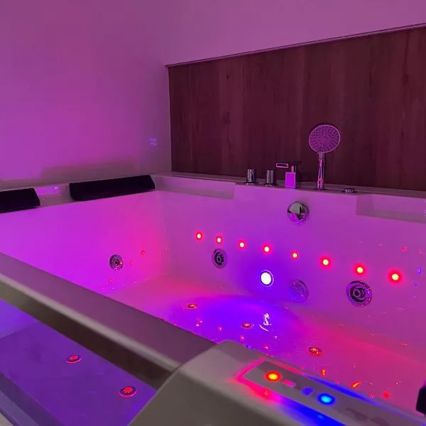 Gold Sleep apartament we Wrocławiu z prywatnym jacuzzi i dużym łóżkiem，位于弗罗茨瓦夫的酒店