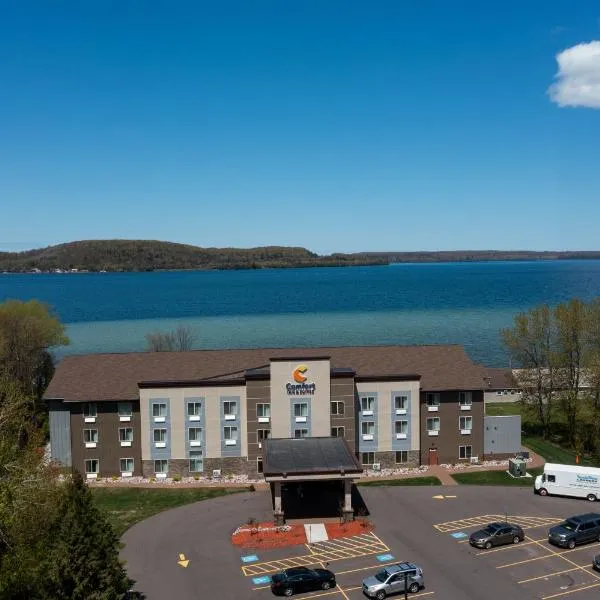 Comfort Inn & Suites Munising-Lakefront，位于Au Train的酒店