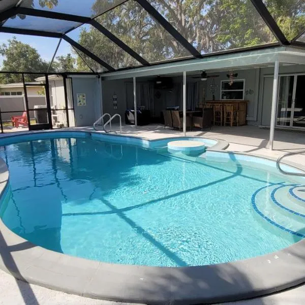 Pool Home on Gulf Gate 5min away from Siesta Key，位于萨拉索塔的酒店