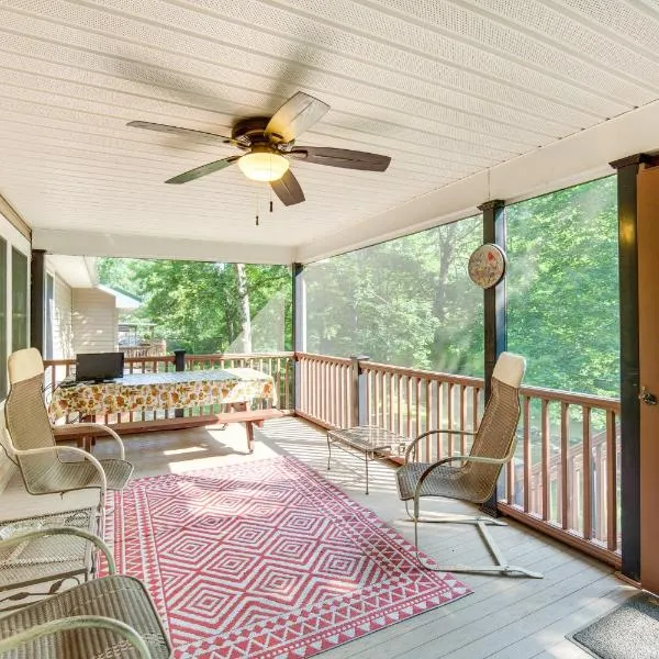 Quaint Elysburg Cottage Walk to Knoebels Resort!，位于Paxinos的酒店