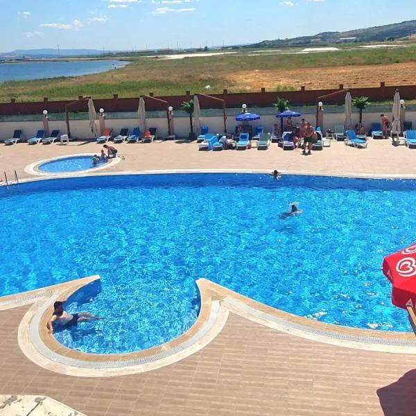 Flora Hotel，位于Burhanlı的酒店