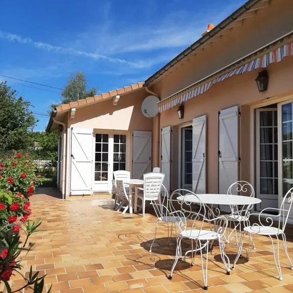 A la Volette, chambres d'hôtes, 2 à 6 personnes, linge et petit déjeuner inclus, jeux-cabanes pour enfants,，位于Pouillé的酒店