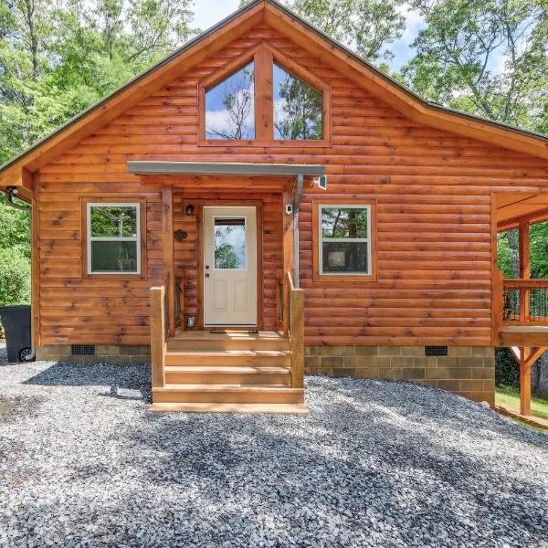 Private Murphy Cabin Rental with Wraparound Porch!，位于墨菲的酒店