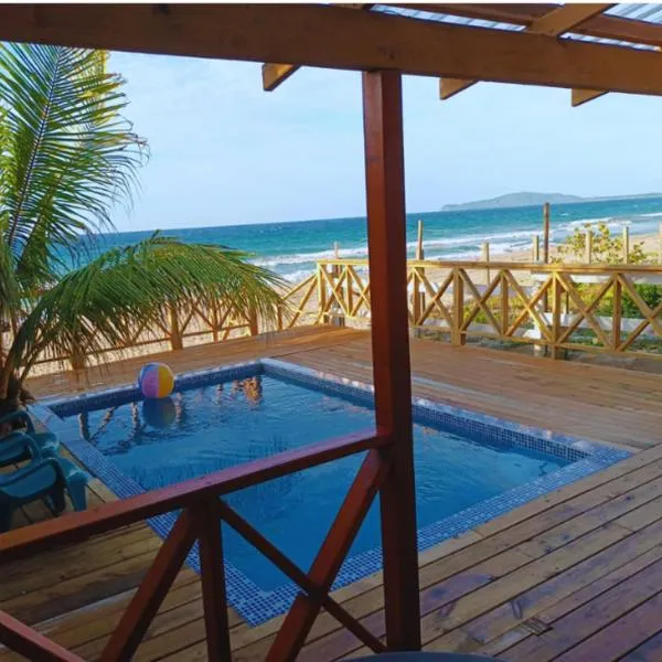 Villa Devonia - Beachfront Cabins with Pool at Tela, HN，位于Colorado的酒店