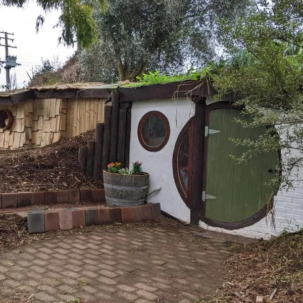 Rivendell Farmstay Hobbit Hole，位于Te Miro的酒店
