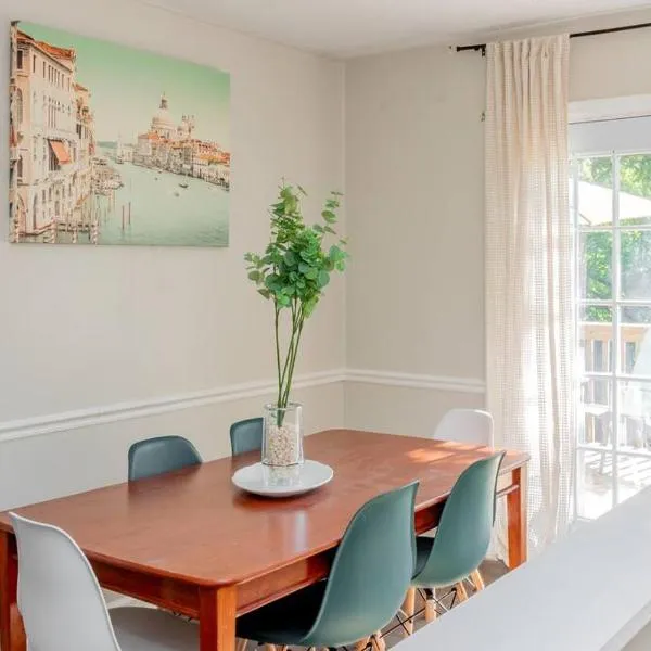 Dual-Family Retreat Sunlit Haven，位于哥伦布的酒店