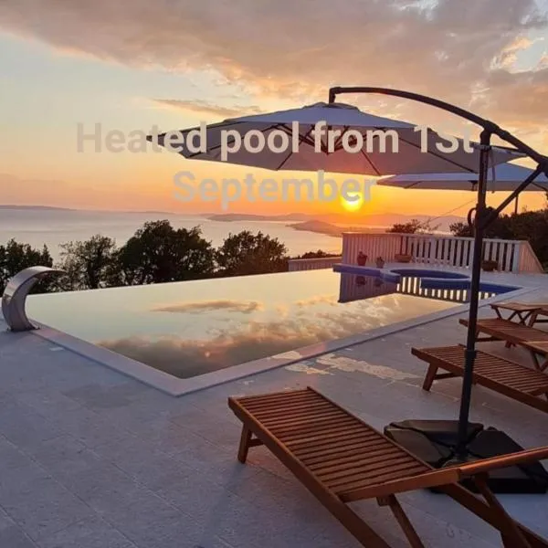 Sea view Luxury Hotel Villa Conte with private swiming pool and romantic SPA，位于锡尼的酒店