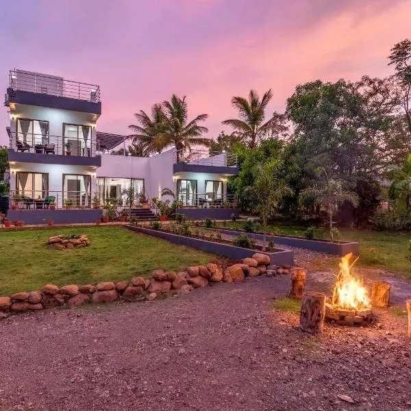 SaffronStays Lakeview Nivara - Farm Stay Villa with Private Pool near Pune，位于Ādoli的酒店