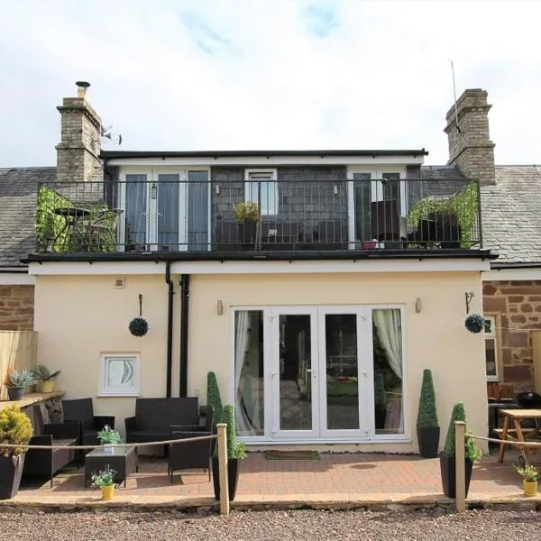 Berwick Upon Tweed - Norham - 15 Minutes From Beach - Dog Friendly - 3 Bedrooms 2 Bathrooms Cottage - Large Balcony - Private Garden - Off Street Parking - Quiet Rural Location - Fast Wifi，位于科尔德斯特里姆的酒店