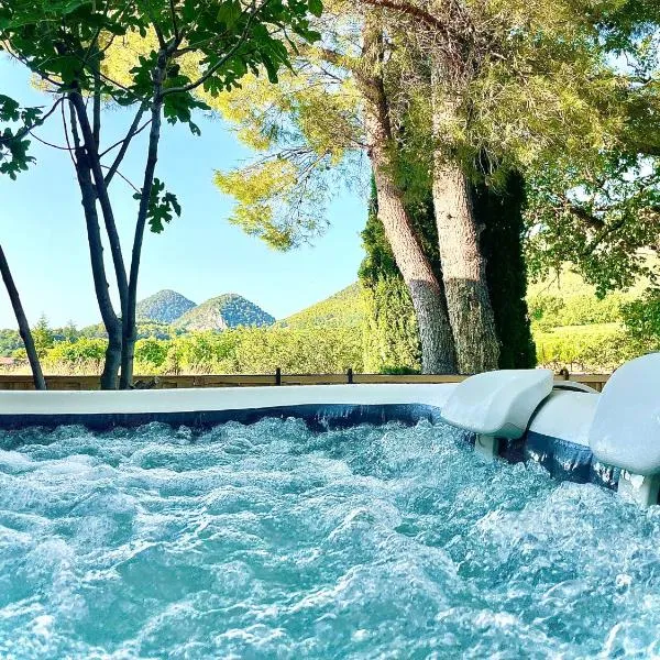 Entre vignes et horizon Appartement avec jacuzzi privatif et piscine commune chauffée，位于Sablet的酒店