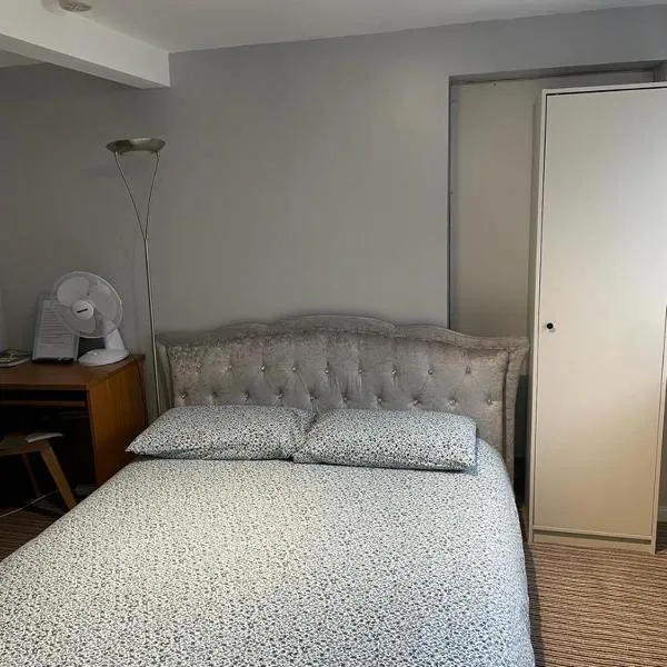 Homestay 1bedroom in family home with tiny wet room and own entrance，位于大巴尔的酒店