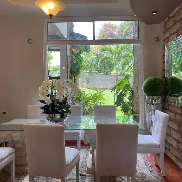 Casa dentro del Campo de Golf，位于科马亚瓜的酒店