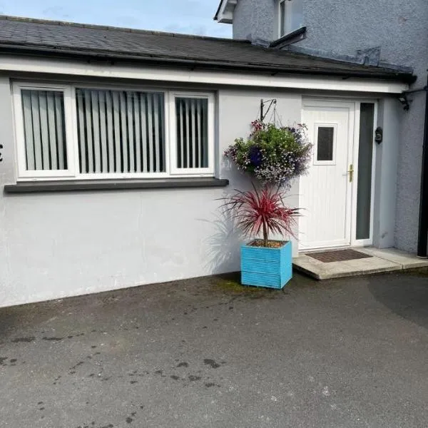 'Kodi's Place' Well appointed 1 bedroom apartment with excellent transport links and free Wi-Fi，位于Whiteabbey的酒店