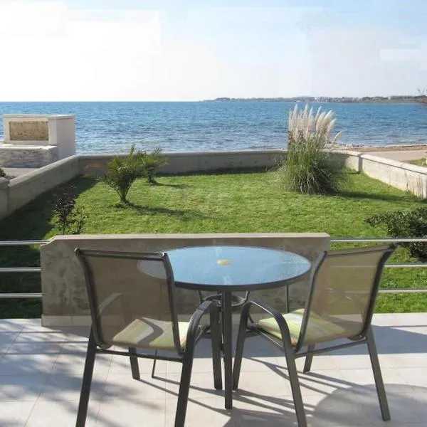 Villa Mateja, Beachfront House，位于扎顿的酒店