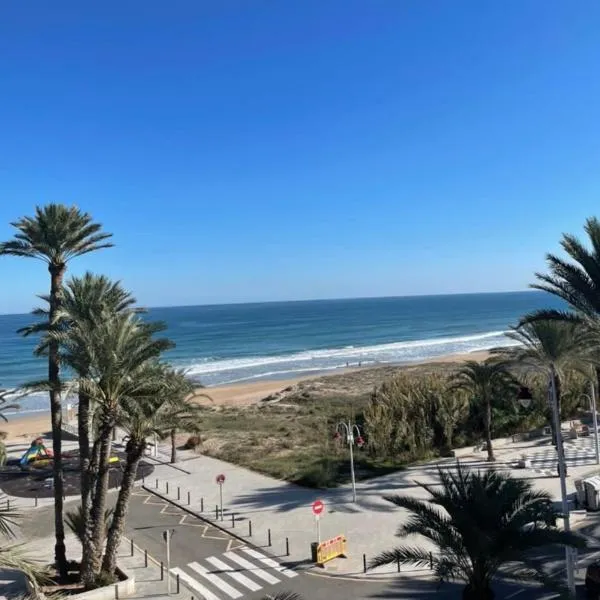 Apartamento Arenales primera línea de playa，位于阿勒纳勒斯德尔索尔的酒店