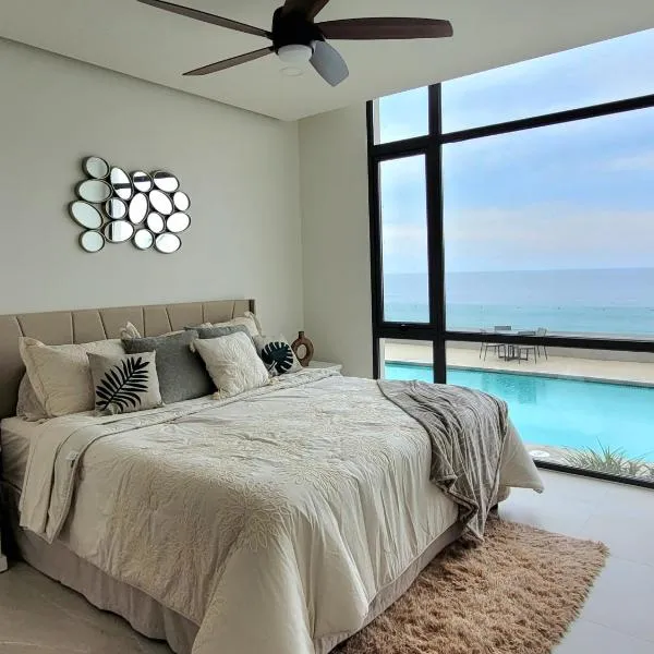 Seafront Luxury Condo in Rosarito with Pool & Jacuzzi，位于Raulis的酒店