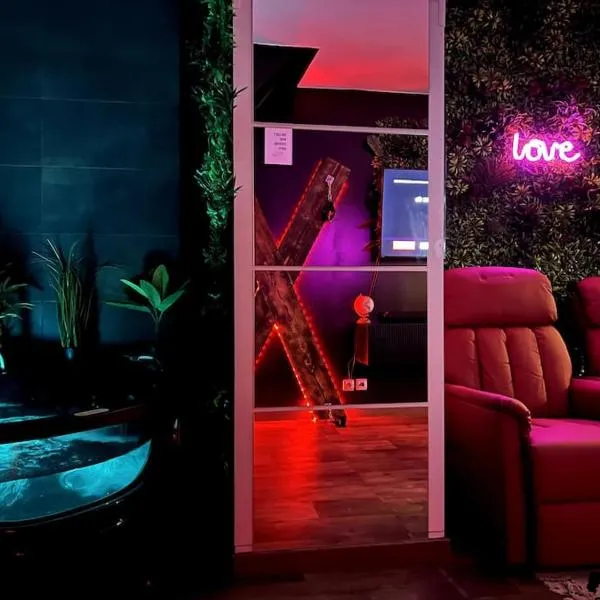 Red love-room / Balnéo & plus !，位于Souppes-sur-Loing的酒店