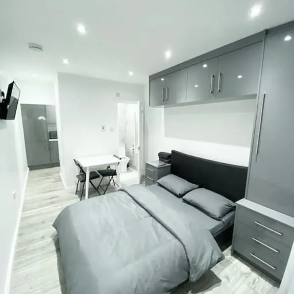 Johal Accommodation Ltd- NEC 1 bedroom studio apartment with free parking，位于Sheldon的酒店