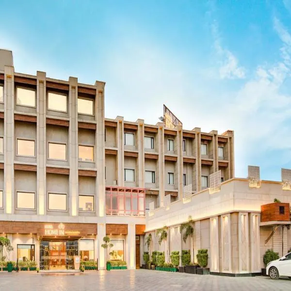 Hotel Home In By Amrik Sukhdev，位于Bāghpat的酒店
