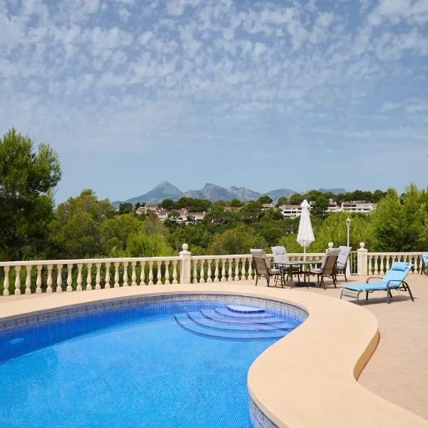 Villa with pool and hot tub on golf course，位于阿尔啼的酒店