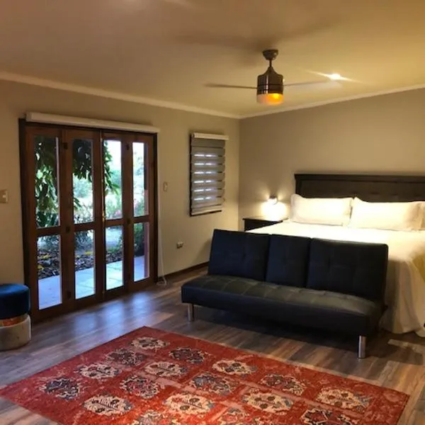 Strip Center Suites by Casona Lo Aguirre，位于El Monte的酒店