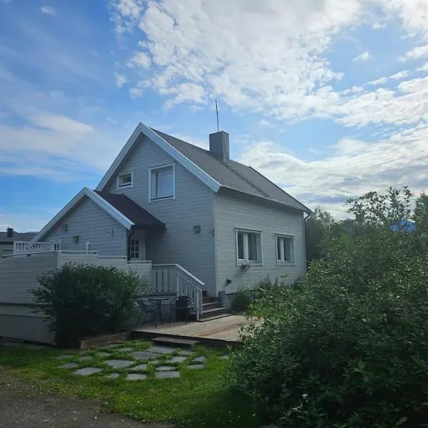 Trivelig hus sentralt på Storslett，位于Rotsund的酒店