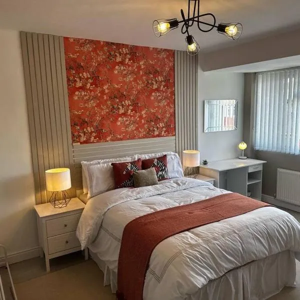 Modern 3 Bedroom home near Birmingham Airport & NEC，位于Sheldon的酒店