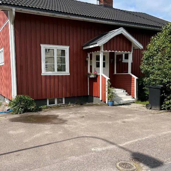 Centralt boende i Charlottenberg och nära till Valfjället Skicenter handdukar och sängkläder ingår Städning ingår inte，位于Gunnarskog的酒店