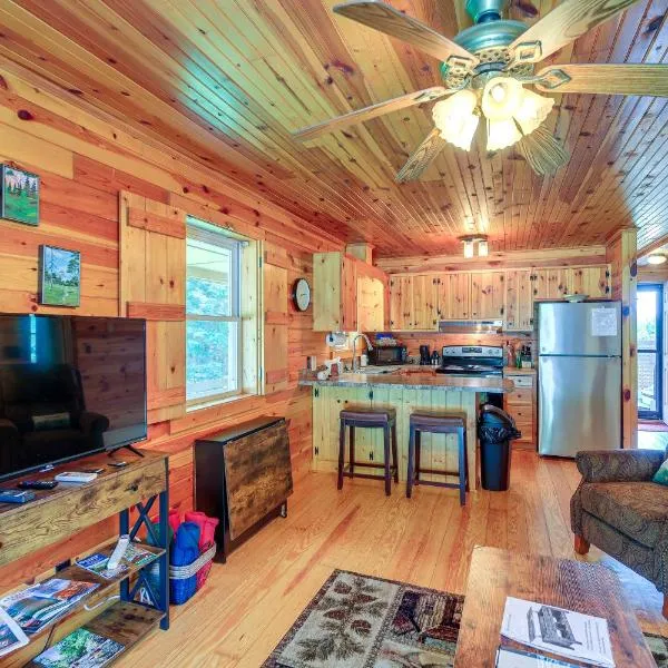 Blue Ridge Mountain Cabin with Views and Hot Tub，位于Roaring Gap的酒店