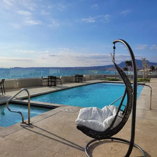Luxury Beachfront Condo in Rosarito with Pool & Jacuzzi，位于Raulis的酒店