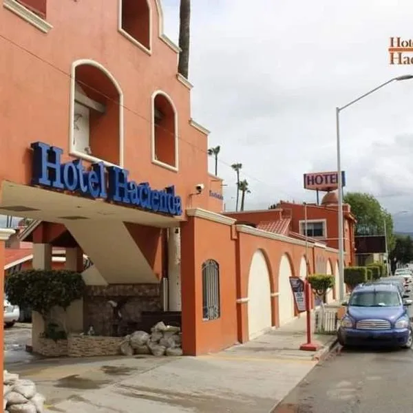 Hotel Hacienda，位于恩塞纳达港的酒店