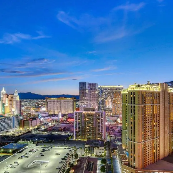 MGM Signature-30-705 F1 Track & Strip View Balcony，位于拉斯维加斯的酒店