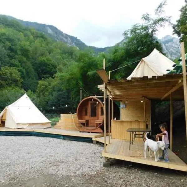 Tiny House Village Resort，位于Rîmeţi的酒店