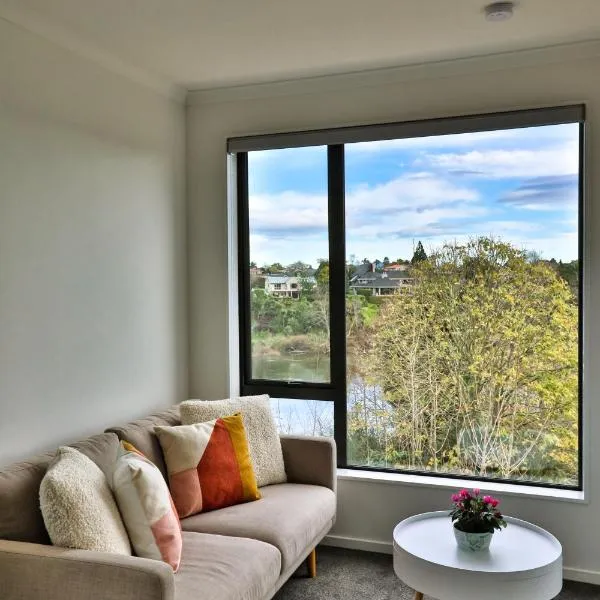 Amazing the Waikato River-View Brand New Villa with 4 bedrooms，位于汉密尔顿的酒店