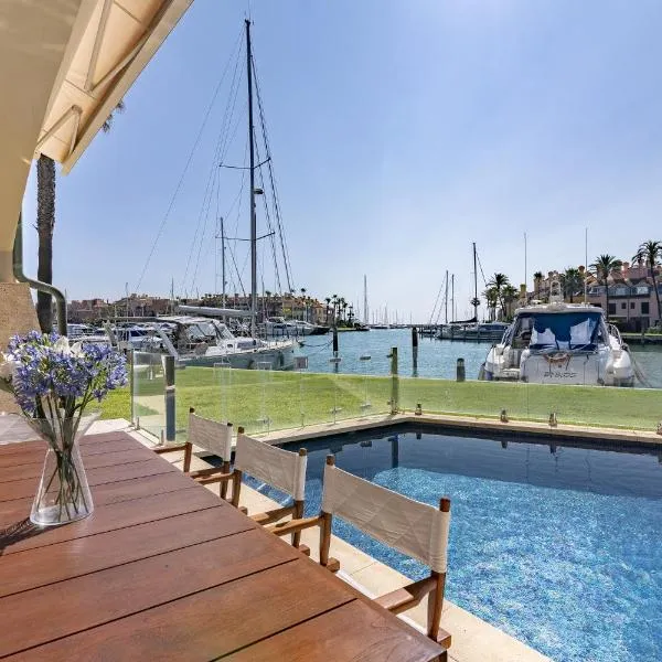 Waterside Apartment in Sotogrande Marina with Private Pool，位于圣罗克的酒店